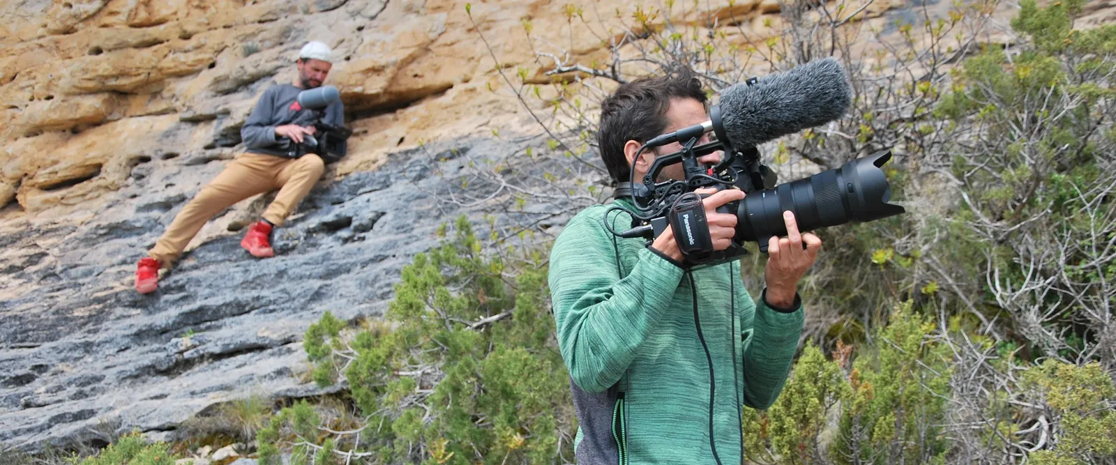 Deux opérateurs en tournage sur une falaise